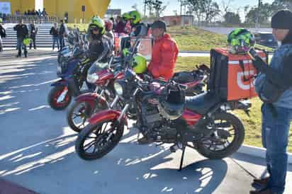 Entrega Municipio de Torreón cascos para motociclistas por aplicación que recibieron capacitación.