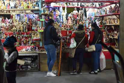 Luces, brillos, árboles navideños y todo tipo de artículos para el Nacimiento, son parte del espectáculo que ofrece el mercadito cada año. (EL SIGLO DE TORREÓN)