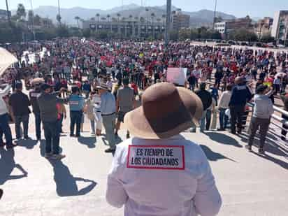 Con una respuesta mayor a la esperada se movilizaron en defensa del INE y contra la iniciativa de reforma electoral. Advierten que seguirán saliendo a las calles y llamaron a jóvenes a sumarse. (FERNANDO COMPEÁN)