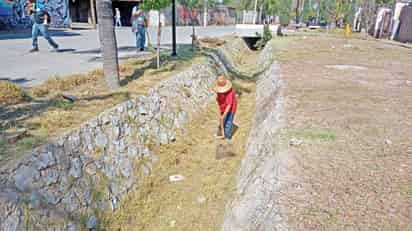 Se dio mantenimiento a la acequia desde el bulevar Guadalupe Victoria hasta la calle Chihuahua. (CORTESÍA)