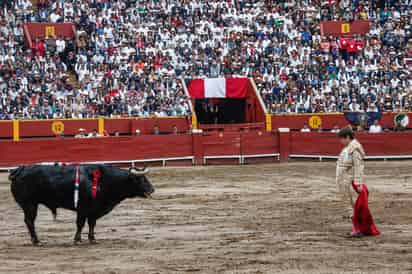 Ante un lleno total en la Plaza de Toros de Acho, el lagunero se doctoró en su carrera taurina y se convirtió en el primer torero mexicano que toma la alternativa en el legendario coso.