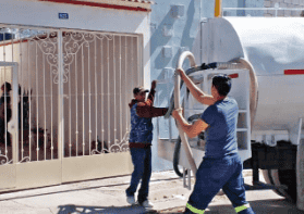 El Sideapa mandó agua en pipas al Fraccionamiento Las Misiones. (CORTESÍA)