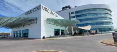 Al exterior del Hospital General 450, familiares de pacientes esperan con miedo al escuchar sobre las muertes por meningitis. (EL SIGLO DE TORREÓN)