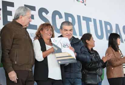 El gobernador entregó 470 escrituras a familias saltillenses.