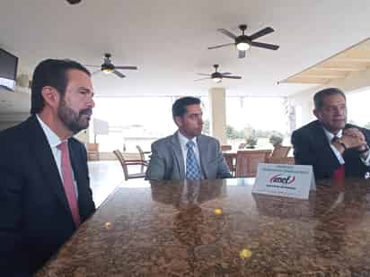 Pascal Beltrán del Río, Boyardo Salmón y Alejandro Hernández Bringas, en el foro IMEF. (MA. ELENA HOLGUÍN / EL SIGLO DE TORREÓN)