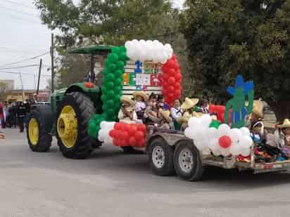 Con bandas de guerra y un tamborazo dio inicio el desfile. (EL SIGLO DE TORREÓN)