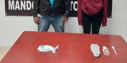 Pareja que se drogaba en estacionamiento de tienda de conveniencia es detenida con varias dosis de cristal. (EL SIGLO DE TORREÓN)