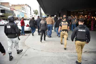 Para hacer presencia y supervisar la seguridad, dirigentes de la Canaco y jefes de corporaciones recorrieron zonas comerciales. (RAMÓN SOTOMAYOR)