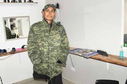 Luis Caldera abrió su barbería junto con su hermana y ahora intercambia un corte por un juguete para esta Navidad. (FERNANDO COMPEÁN)