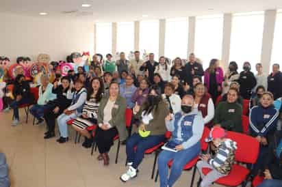 Se capacitó a las mujeres en la elaboración de dulces y piñatas. (EL SGLO DE TORREÓN)