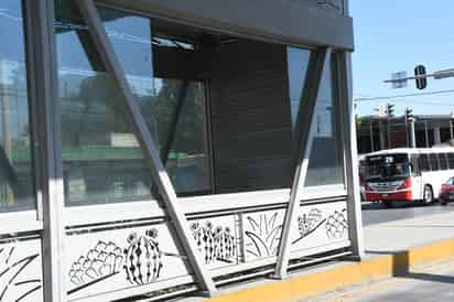 En un recorrido parada por parada, se observaron vidrios rotos y cables expuestos, entre otros daños. (FERNÁNDO COMPEÁN / EL SIGLO DE TORREÓN)