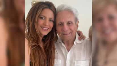 Shakira luce seria y pensativa en el regreso de su padre al hospital