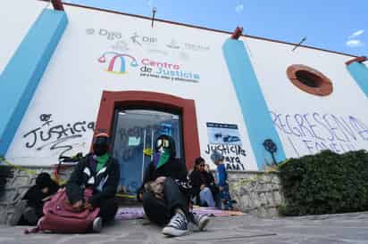 Toma Yamilet Meraz las instalaciones del Centro de Justicia para las Niñas, Niños y Adolescentes, para que atiendan su caso. (FERNANDO COMPEÁN)