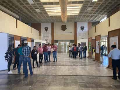 Estudiantes de la Narro estuvieron ayer en la explanada de la Biblioteca para observar los carteles.