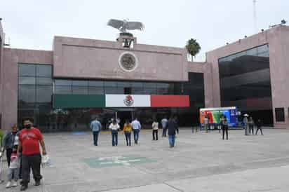 Un grupo de por lo menos 50 servidores públicos participaron en la charla que ofreció la Comisión Estatal de Derechos Humanos. (EL SIGLO DE TORREÓN)