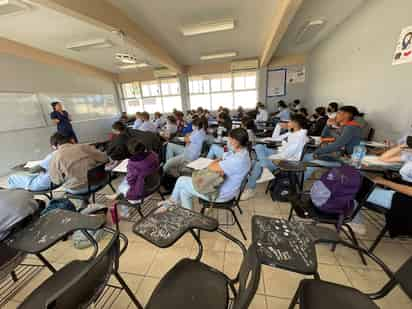 Las alumnas del CBTis 196 participaron en la plática que ofreció el Centro de Justicia y Empoderamiento para las Mujeres. (EL SIGLO DE TORREÓN)