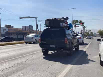Los primeros paisanos que regresan de Estados Unidos para pasar las fiestas decembrinas ya cruzan a México por la ciudad de Piedras Negras, Coahuila. (EL SIGLO DE TORREÓN)