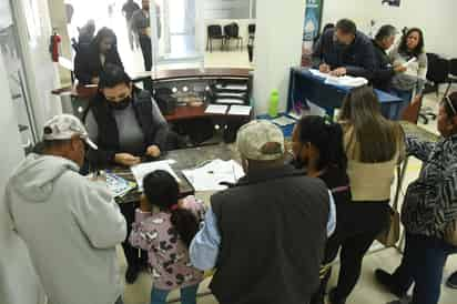 Conductores que acudieron a realizar su trámite de licencia, podrán presentar el oficio en caso de ser detenidos por vialidad. (FERNANDO COMPEÁN)