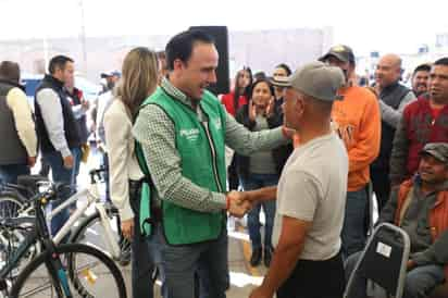 El Secretario de Inclusión y Desarrollo Social, Manolo Jiménez Salinas entregó bicicletas en el área rural de Francisco I. Madero. (CORTESÍA)