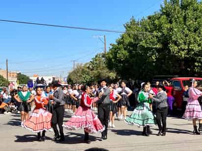 Alumnos de diversas escuelas participaron en el desfile. (EL SIGLO DE TORREÓN)