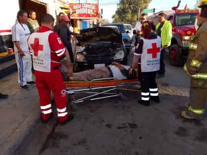 Una conductora chocó contra dos unidades estacionadas que eran reparadas por un mecánico que quedó atrapado bajo un auto.