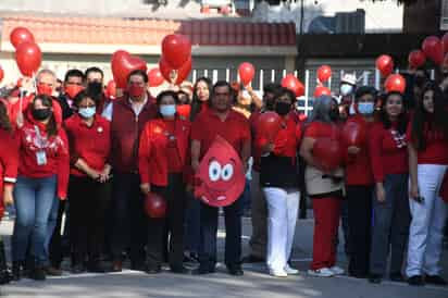 En La Laguna de Durango, el personal formó un lazo rojo para concientizar a la población. (FERNANDO COMPEÁN)