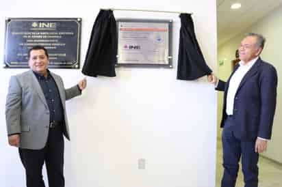 Develan placa por certificación internacional de calidad en los Módulos de Atención del INE.
