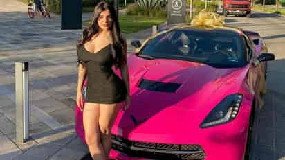 ¿Cuál es el precio del lujoso convertible rosa de Karely Ruiz?