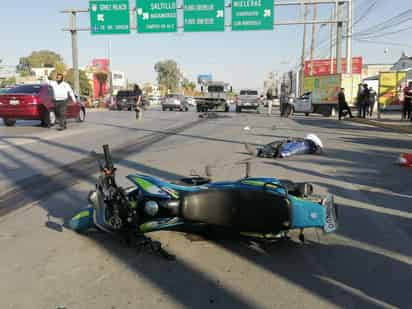 Tráiler provoca la muerte de dos personas a bordo de una motocicleta en Torreón; uno era Policía Municipal