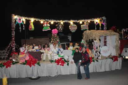 Celebran el desfile Navidad es México en Allende