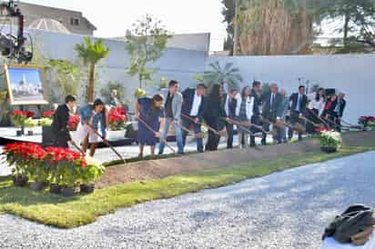 Ayer se llevó a cabo la palada inicial de lo que será el nuevo templo de Torreón en Gómez Palacio. (EDIE RUÍZ / EL SIGLO DE TORREÓN)