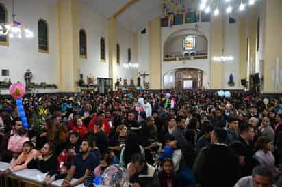 En punto de las 11 de la noche y ante un templo religioso abarrotado, dio inicio la Misa de Gallo y fue presidida por el obispo de la ciudad, Luis Martín Barraza Beltrán.