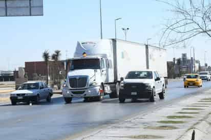 Arrancó ayer el plan piloto para retirar al transporte de carga del Periférico durante cuatro horas al día, dos por la mañana y dos por la tarde. (FERNANDO COMPEÁN)