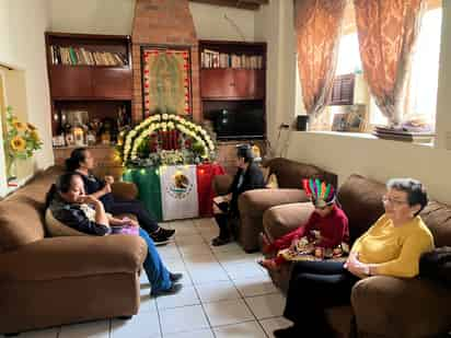 Ahora es la familia Hernández Zamora la que se encargan de hacer la reliquia en honor a la Virgen.