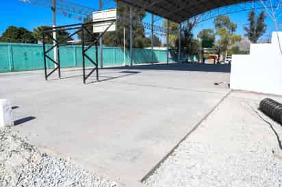 La obra consiste en la rehabilitación de cancha de usos múltiples, gradas y la construcción de dos sanitarios. (EL SIGLO DE TORREÓN)