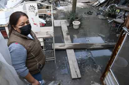 Las aguas negras han brotado en domicilios de los vecinos en la Carmen Romano y La Merced II. (FERNANDO COMPEÁN)