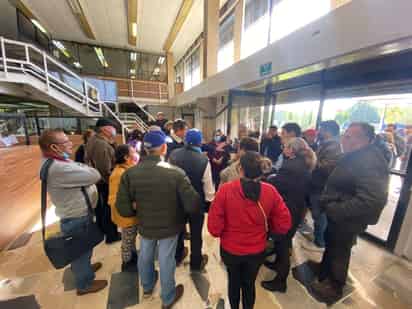 El subsecretario de Educación en La Laguna de Durango atendió ayer al personal jubilado que había acudido por el bono navideño. (EL SIGLO DE TORREÓN)