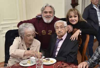 Don Manuel Mijares Gutiérrez en el festejo de sus 100 años de vida, con su hermana Mela e hijos (EL SIGLO DE TORREÓN/RAMÓN SOTOMAYOR)