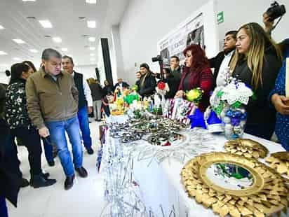 Se capacitaron mil 900 mujeres dentro de los cursos del Icatec en oficios, el gobernador les prometió créditos. (CORTESÍA)