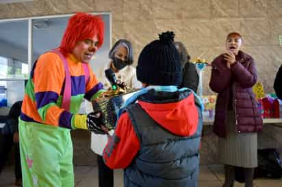 La Sociedad Médica del Hospital Universitario llevó regalos y un show de payasos a los pequeños. (EL SIGLO DE TORREÓN)