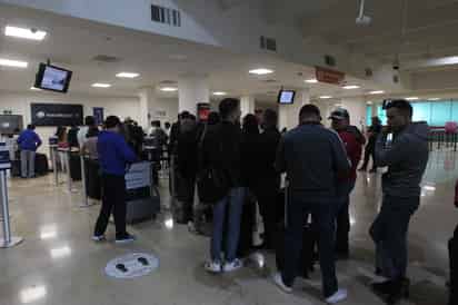 Hay mucha gente varada en aeropuertos de Dallas, Texas; San Diego y Los Ángeles, California; Tijuana, Baja California.