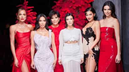 Las Kardashian desatan polémica por exceso de Photoshop en su foto familiar de Navidad