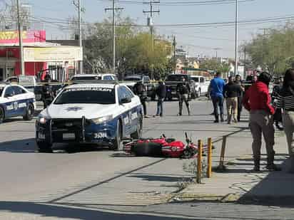 Con ayuda de varios ciudadanos los oficiales sacaron a la joven debajo de la unidad policial. (EL SIGLO DE TORREÓN)
