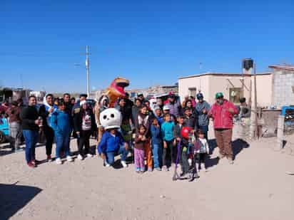 Este año se juntaron más juguetes que el anterior y tuvieron la oportunidad de acudir a más ejidos para provocar sonrisas en los infantes. (EL SIGLO DE TORREÓN)