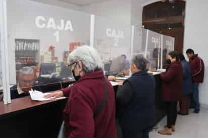 Ciudadanos de Lerdo desde muy temprano hicieron fila para pagar el impuesto Predial.