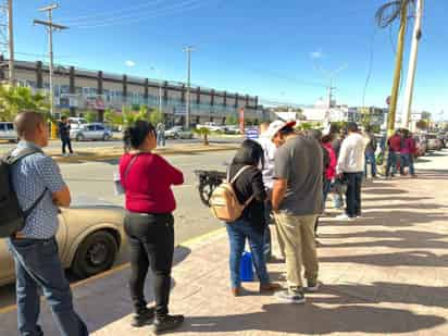 El titular de la oficina se molestó cuando una mujer se acercó para comentarle del retraso y falta de atención. (EL SIGLO DE TORREÓN)