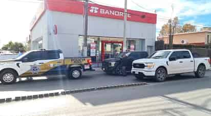 El asalto generó una fuerte movilización policiaca afuera del banco. (Foto: RENÉ ARELLANO / EL SIGLO COAHUILA)