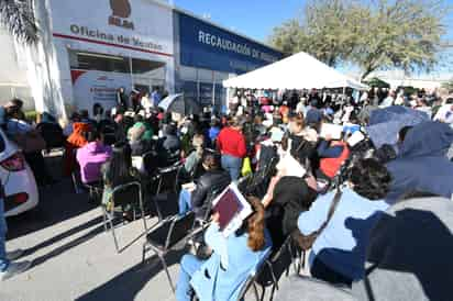 Instalan sillas, toldos y baños portátiles al exterior de los Multicentros, para hacer más confortable la espera para los ciudadanos. (FERNÁNDO COMPEÁN / EL SIGLO DE TORREÓN)