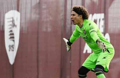 Guillermo Ochoa evita la goleada del Milan en el regreso del futbol italiano