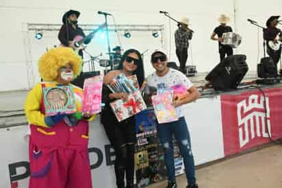 El pase de entrada al concierto musical de 'Tocando Sonrisas' fue la donación de un juguete. (FERNANDO COMPEÁN)